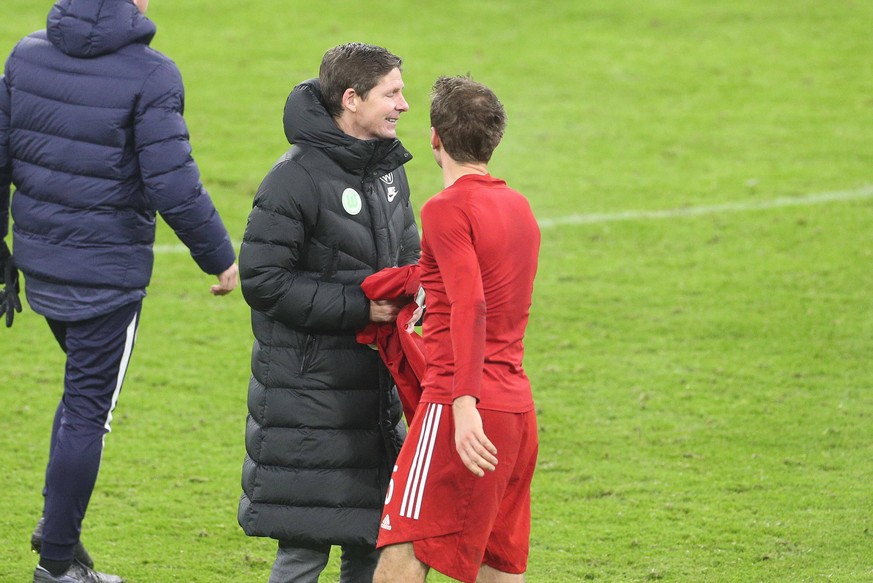 Wolfsburg-Coach Oliver Glasner (l.) holt sich Stoff bei Thomas Müller.