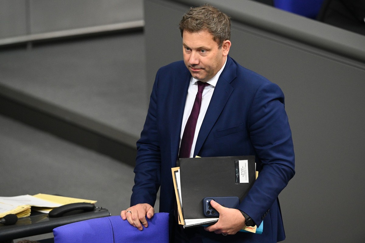 08.10.2025, Berlin: Lars Klingbeil (SPD), Bundesminister der Finanzen und Vizekanzler, kommt zur Debatte im Bundestag. Der Deutsche Bundestag befasst sich in seiner Sitzung unter anderem mit der Absch ...