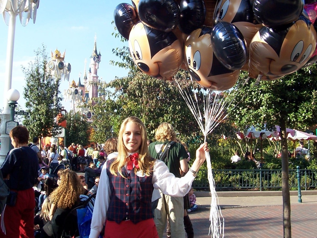 Julia Dombrowsky Nebenjobs Disneyland Hostess