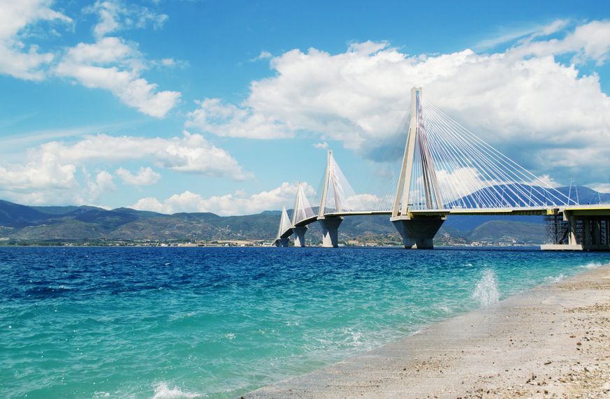 Die Rio-Andirrio-Brücke verbindet zwei beliebte Tourismusregionen miteinander.