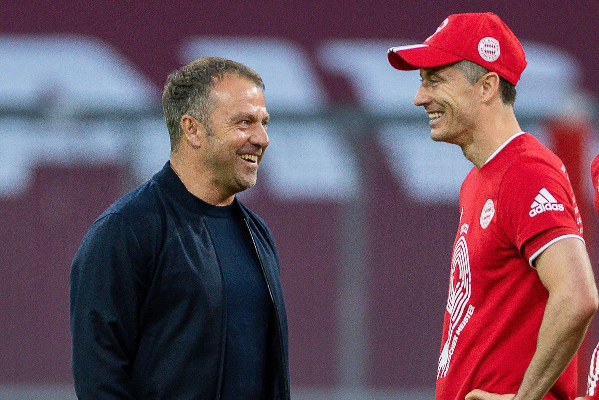 GER, FC Bayern Muechen vs. Borussia Moenchengladbach, Fussball, Bundesliga, 32. Spieltag, Saison 2020/2021, 08.05.2021 Hansi Flick FC Bayern Muenchen, Chef-Trainer, Robert Lewandowski FC Bayern Muench ...