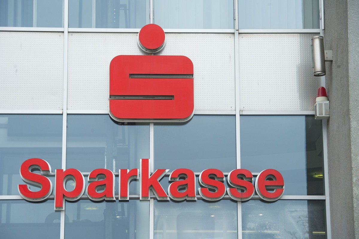 ARCHIV - 13.03.2017, Mecklenburg-Vorpommern, Sassnitz: Blick auf das Logo und den Schriftzug &quot;Sparkasse&quot; in Sassnitz auf der Insel R