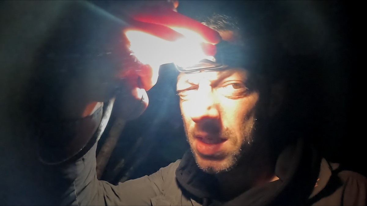 In der Dunkelheit tragen die Teilnehmer eine Stirnlampe.