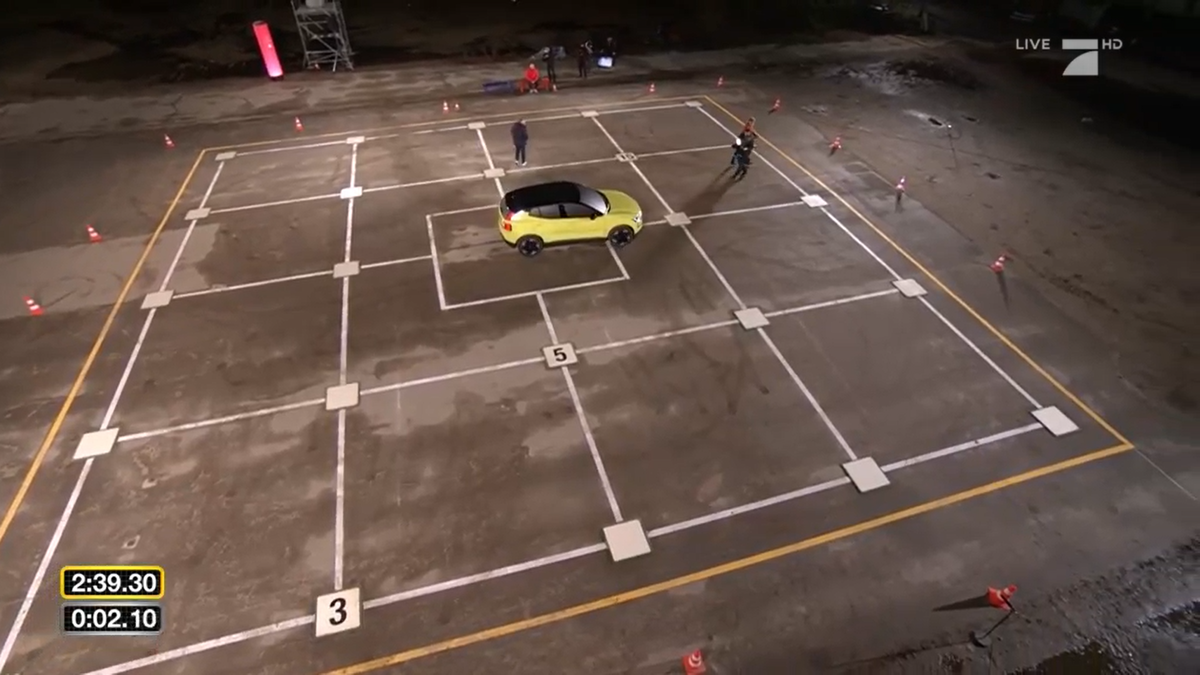 Die Kandidaten mussten das blickdicht versiegelte Auto so über den Parcours fahren, dass sie die Zahlen auf dem Boden erkennen.