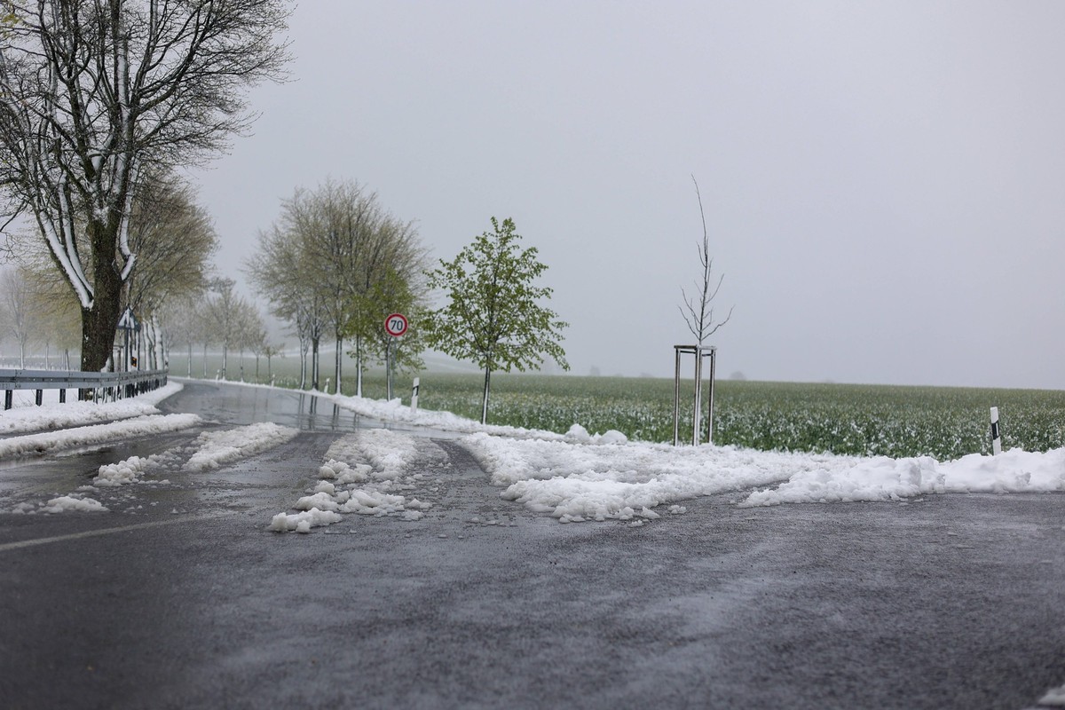 20.04.2024 Im Foto: Wintereinbruch mit Schnee und Schneeregen im Erzgebirge Gro