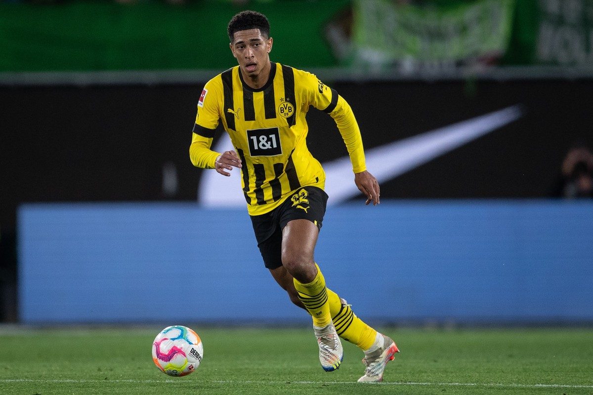 ARCHIV - 08.11.2022, Niedersachsen, Wolfsburg: Fu�ball: Bundesliga, VfL Wolfsburg - Borussia Dortmund, 14. Spieltag, Volkswagen Arena. Dortmunds Jude Bellingham spielt den Ball. Beim Abflug des BVB in ...