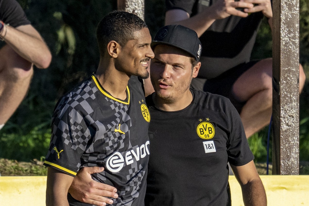 10.01.2023, Spanien, Marbella: Fußball: Testspiele, Fortuna Düsseldorf - Borussia Dortmund: Dortmunds Sebastien Haller (l) spricht mit Trainer Edin Terzic. Foto: David Inderlied/dpa +++ dpa-Bildfunk + ...