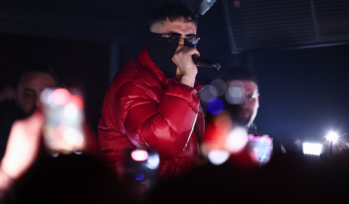 16.11.2025, Hessen, Gießen: Der Rapper Haftbefehl tritt im La Louve in Gießen auf. Foto: Hannes P. Albert/dpa +++ dpa-Bildfunk +++