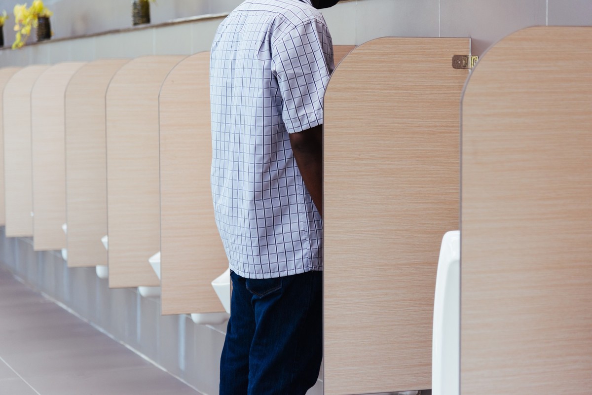 man peeing in male toilet urinals, The man peeing in male toilet urinals bowl in restroom, wc model released, Symbolfoto , 13.12.2020, Copyright: xSorapopx Panthermedia29098389.jpg