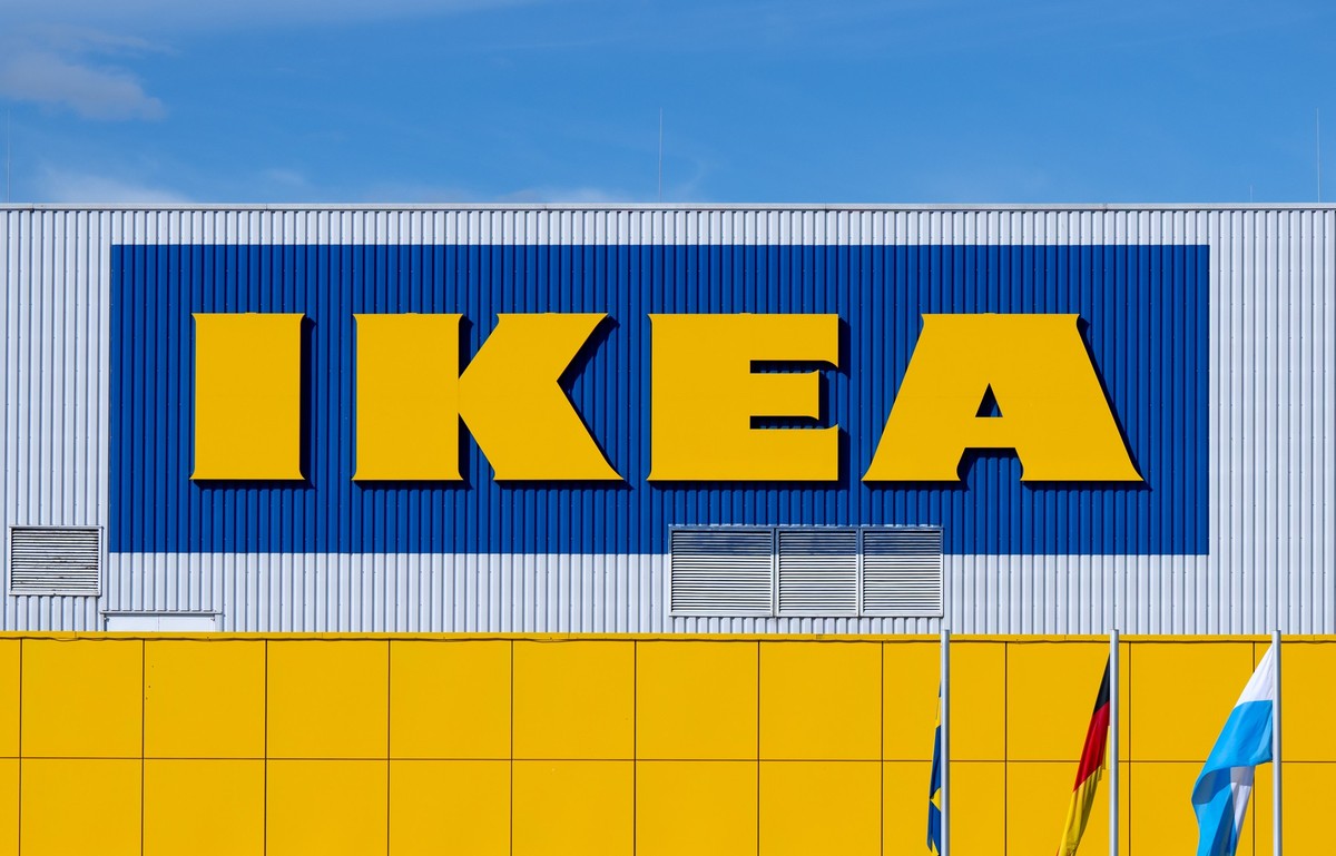 ARCHIV - 07.10.2024, Bayern, Eching: Das Logo von IKEA ist an der Fassade der Filiale Eching zu sehen. Am 17.10.1974 wurde mit dem M