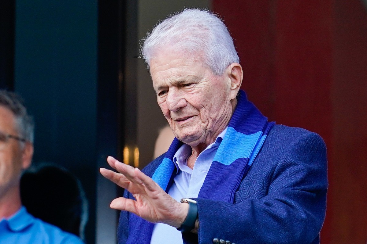 18.05.2024, Baden-Württemberg, Sinsheim: Fußball: Bundesliga, TSG 1899 Hoffenheim - Bayern München, 34. Spieltag, PreZero Arena. Hoffenheims Mäzen Dietmar Hopp winkt. Foto: Uwe Anspach/dpa - WICHTIGER ...