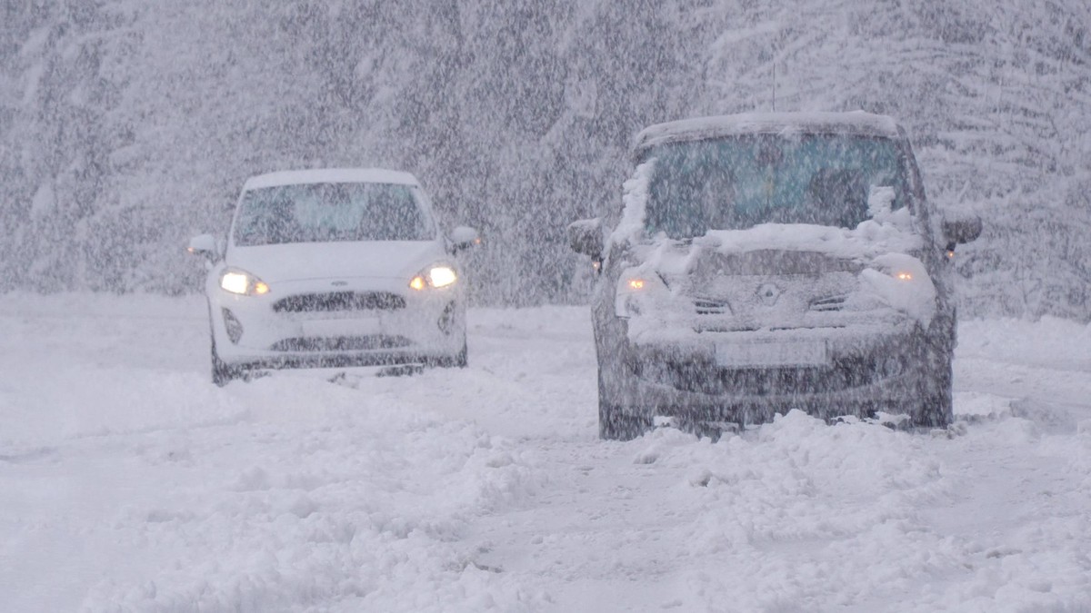 Mit diesen extremen Schneefällen keiner mehr gerechnet. Ein Schneetief sorgte am Sonntagmorgen und Sonntagvormittag für ein massives Schneechaos in Oberfranken. In wenigen Stunden fielen mehr als 25 c ...