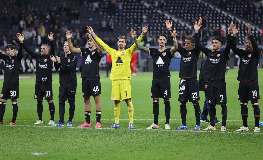 08.10.2023, Fussball Bundesliga, Eintracht Frankfurt - 1. FC Heidenheim, emonline, emspor, v.l., Spieler feiern mit den Fans, Philipp Max Eintracht Frankfurt, Jens Petter Hauge Eintracht Frankfurt, Na ...