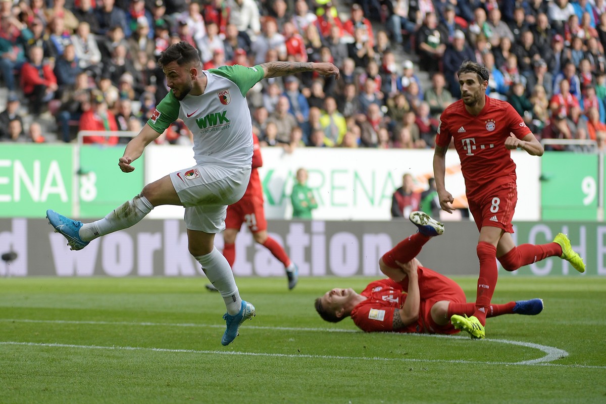19.10.2019, xemx, Fussball 1.Bundesliga, FC Augsburg - FC Bayern Muenchen emspor, v.l. Niklas Suele FC Bayern Muenchen 4 verletzt sich beim Zweikampf mit Marco Richter FC Augsburg 23 DFL/DFB REGULATIO ...