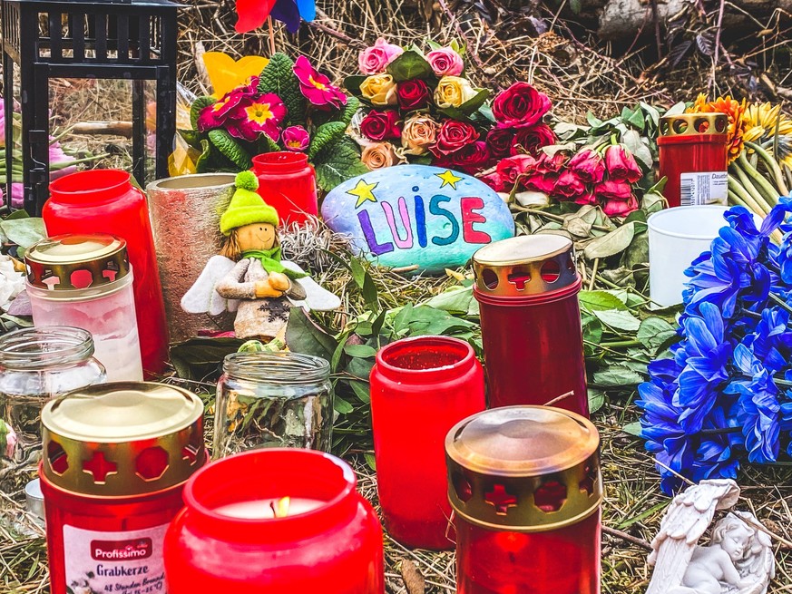 News Bilder des Tages In der Naehe Nähe Fundortes der ermordeten Luise F. aus Freudenberg wurden Blumen, Kerzen und weitere Gegenstaende Gegenstände abgelegt. Trauer am 18.03.2023 in Freudenberg/Deuts ...