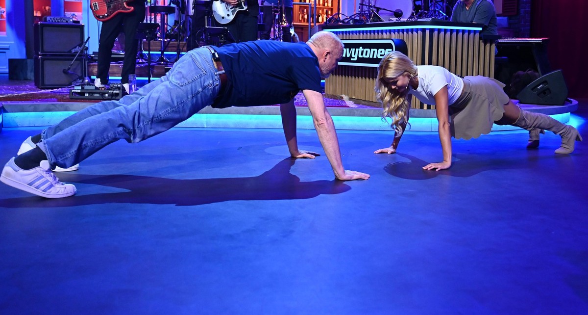 Stefan Raab (l.) beim Liegestütze-Duell mit Pamela Reif.