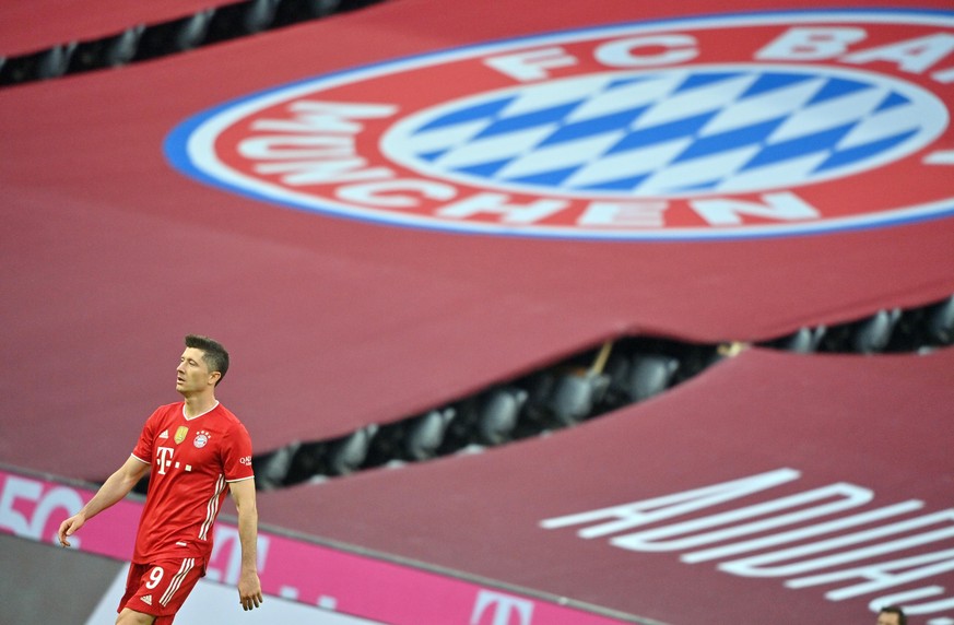 Fußball: Bundesliga, FC Bayern München - Borussia Mönchengladbach, 32. Spieltag in der Allianz-Arena. Münchens Robert Lewandowski steht auf dem Platz. WICHTIGER HINWEIS: Gemäß den Vorgaben der DFL Deu ...