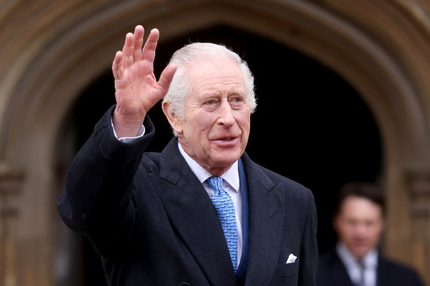 dpatopbilder - 31.03.2024, Großbritannien, Windsor: König Charles III. winkt am Ostersonntag nach dem Ostergottesdienst in der St. George&#039;s Chapel auf Schloss Windsor in Berkshire der Öffentlichk ...