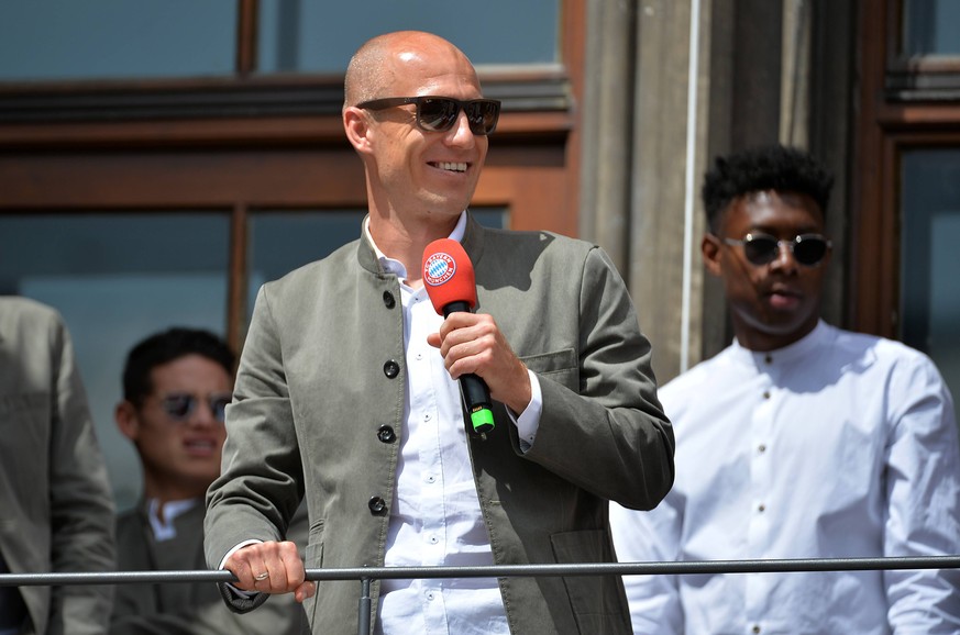 26.05.2019, xemx, Fussball Bundesliga, FC Bayern Muenchen - Titelfeier 2019 emspor, v.l. Arjen Robben (FC Bayern Muenchen 10) verabschiedet sich von Fans (DFL/DFB REGULATIONS PROHIBIT ANY USE OF PHOTO ...