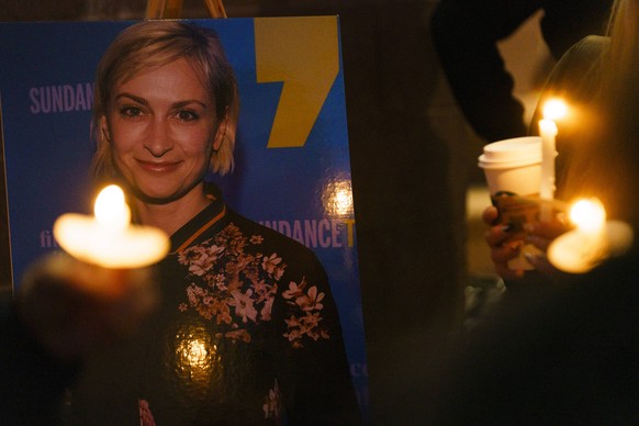 October 23, 2021, albuquerque, new mexico, USA: Members of a crowd hold up candles to remember Halyna Hutchins, after her death on the set of Rust, at the Albuquerque Civic Plaza on Saturday, Oct. 23, ...