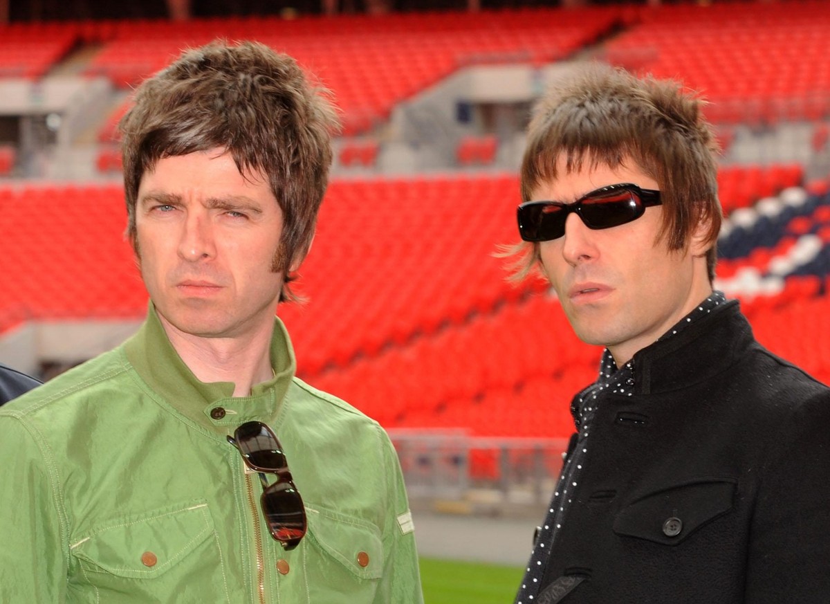 ARCHIV - 16.10.2008, Gro�britannien, London: Die Oasis-Bandmitglieder Noel (l) und Liam Gallagher stehen w�hrend eines Fototermins im Wembley-Stadion. Die Britpopband Oasis plant ein Comeback. (zu dpa ...