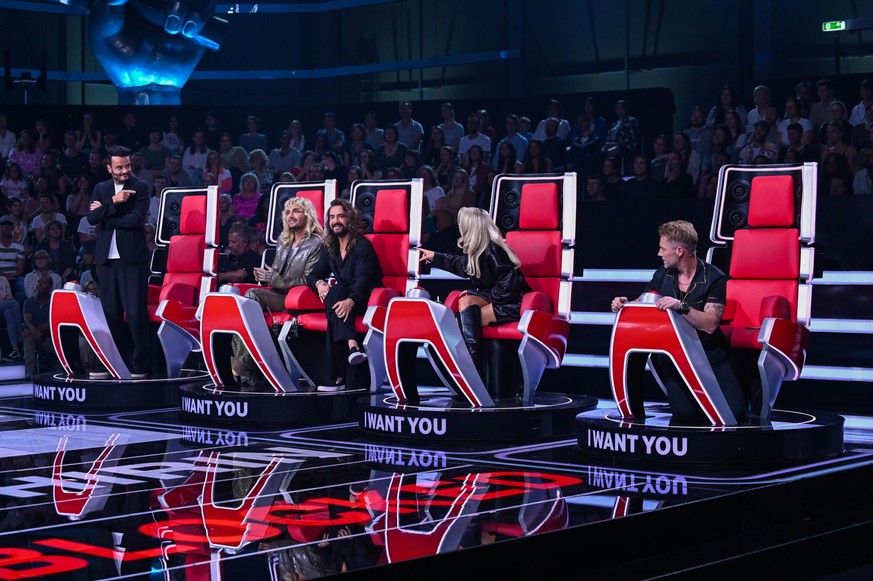 HANDOUT - 18.09.2023, ---, -: Giovanni Zarrella (l-r, Bill Kaulitz und Tom Kaulitz, Shirin David und Ronan Keating in der Kulisse der 13. Staffel der TV-Show &quot;The Voice of Germany&quot;, die ab D ...