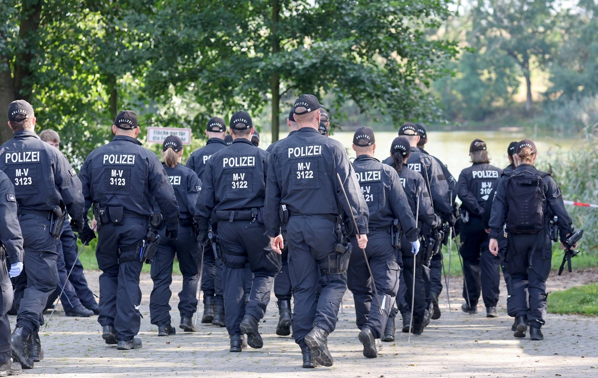 15.09.2023, Mecklenburg-Vorpommern, Pragsdorf: Polizisten durchk�mmen den Bereich rund um den Tatort am See, wo am Abend des 14.09.2023 der schwer verletzte Sechsj�hrige gefunden wurde, der sp�ter an  ...