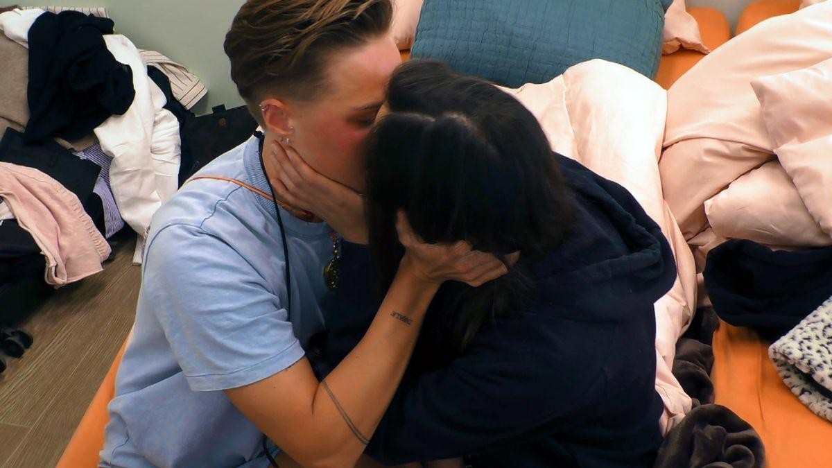 Elsa und Irina knutschen im Schlafzimmer.