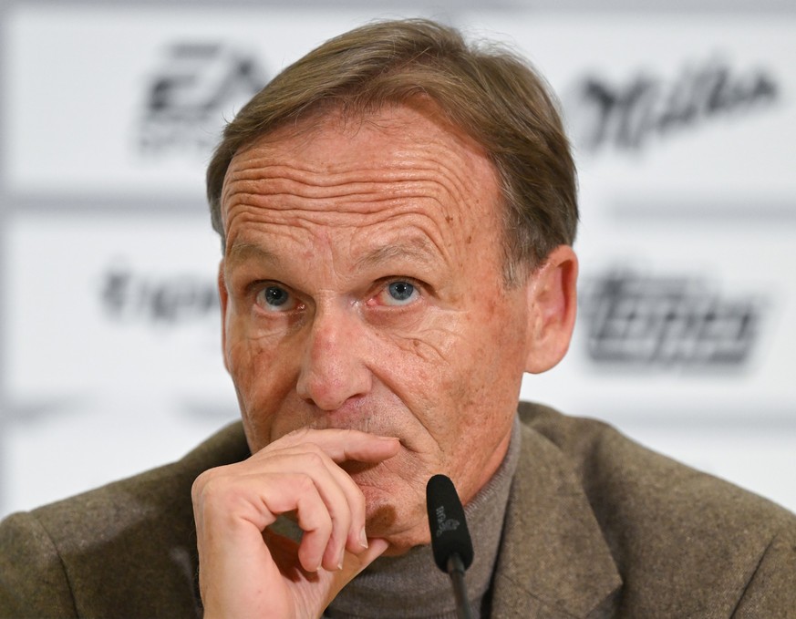 ARCHIV - 08.12.2022, Hessen, Neu-Isenburg: Hans-Joachim Watzke spricht w�hrend einer Pressekonferenz. Der BVB-Boss lobt die Arbeit seines Trainerteams. (zu dpa: �Watzke lobt Trainerteam f�r �herausrag ...