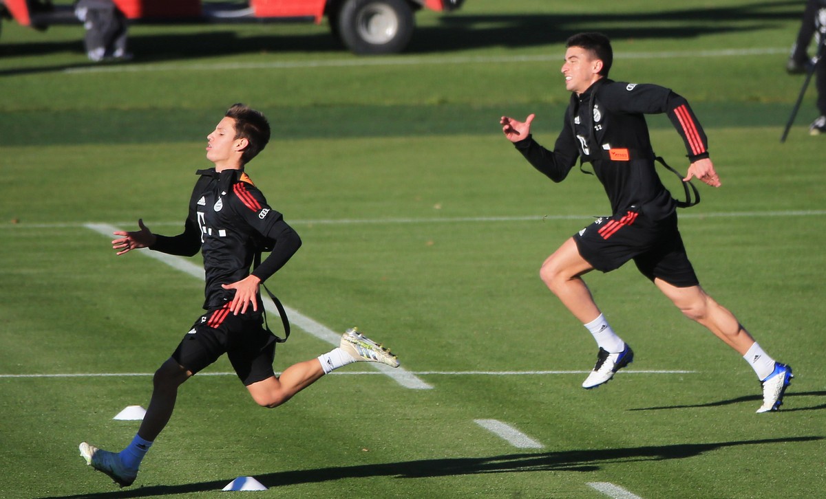 Hängen sich rein: Die Mittelfeld-Neuzugänge Marc Roca (r.) und Tiago Dantas. Dantas ist zunächst bis zum Sommer von Benfica ausgeliehen, der FC Bayern besitzt eine Kaufoption über 7,5 Millionen Euro.