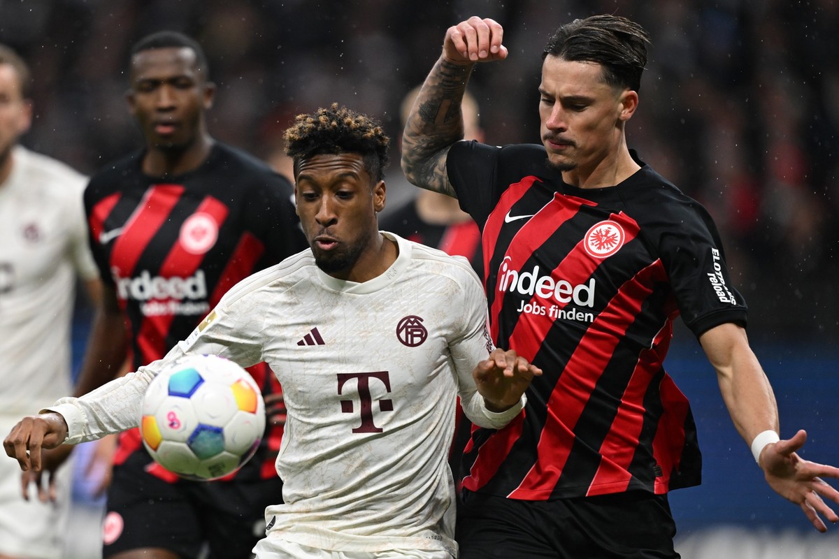 09.12.2023, Hessen, Frankfurt/Main: Fu�ball: Bundesliga, Eintracht Frankfurt - Bayern M�nchen, 14. Spieltag im Deutsche Bank Park, M�nchens Kingsley Coman und Frankfurts Robin Koch (r) k�mpfen um den  ...