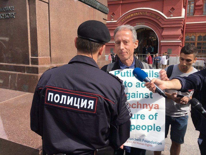 Ein Plakat reichte: Moskaus Polizei hat LGBTQ-Aktivist Tatchell festgenommen