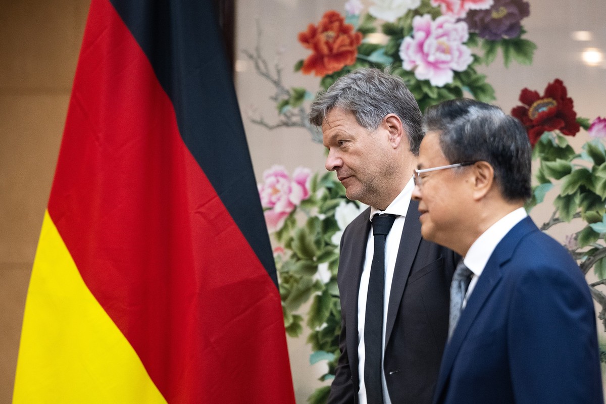 22.06.2024, China, Peking: Robert Habeck (B�ndnis 90/Die Gr�nen, l), Bundesminister f�r Wirtschaft und Klimaschutz, und Zheng Shanjie, Vorsitzender der Nationalen Reform- und Entwicklungskommission (N ...