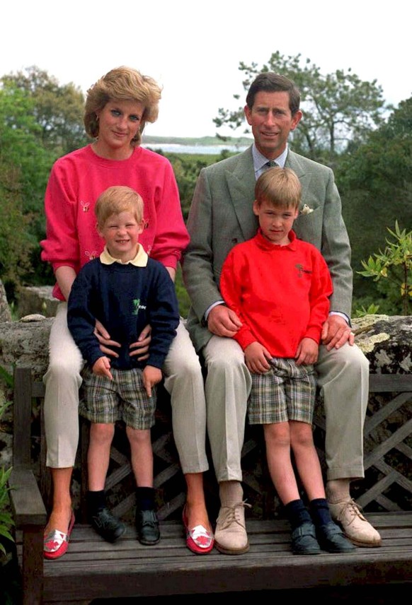 ARCHIV - Prinz Charles und Prinzessin Diana mit ihren Kindern Harry (l) und William auf den Scilly-Inseln (Archivfoto vom 01.06.1989). Die Prinzen Harry und William hatten als Kinder ziemlich viel Str ...