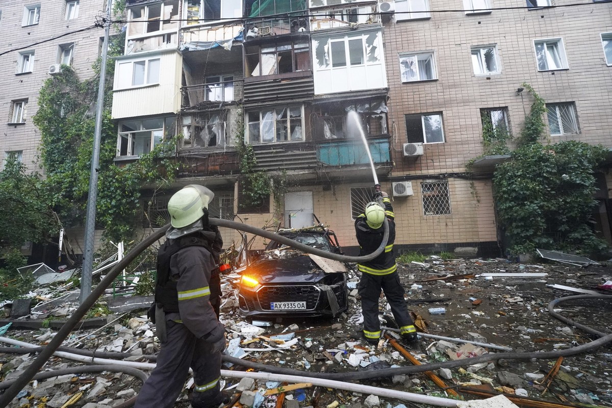 07.06.2025, Ukraine, Charkiw: Feuerwehrleute bekämpfen einen Brand nach einem russischen Angriff auf ein Wohnhaus in Charkiw, Ukraine. Foto: Andrii Marienko/AP/dpa +++ dpa-Bildfunk +++