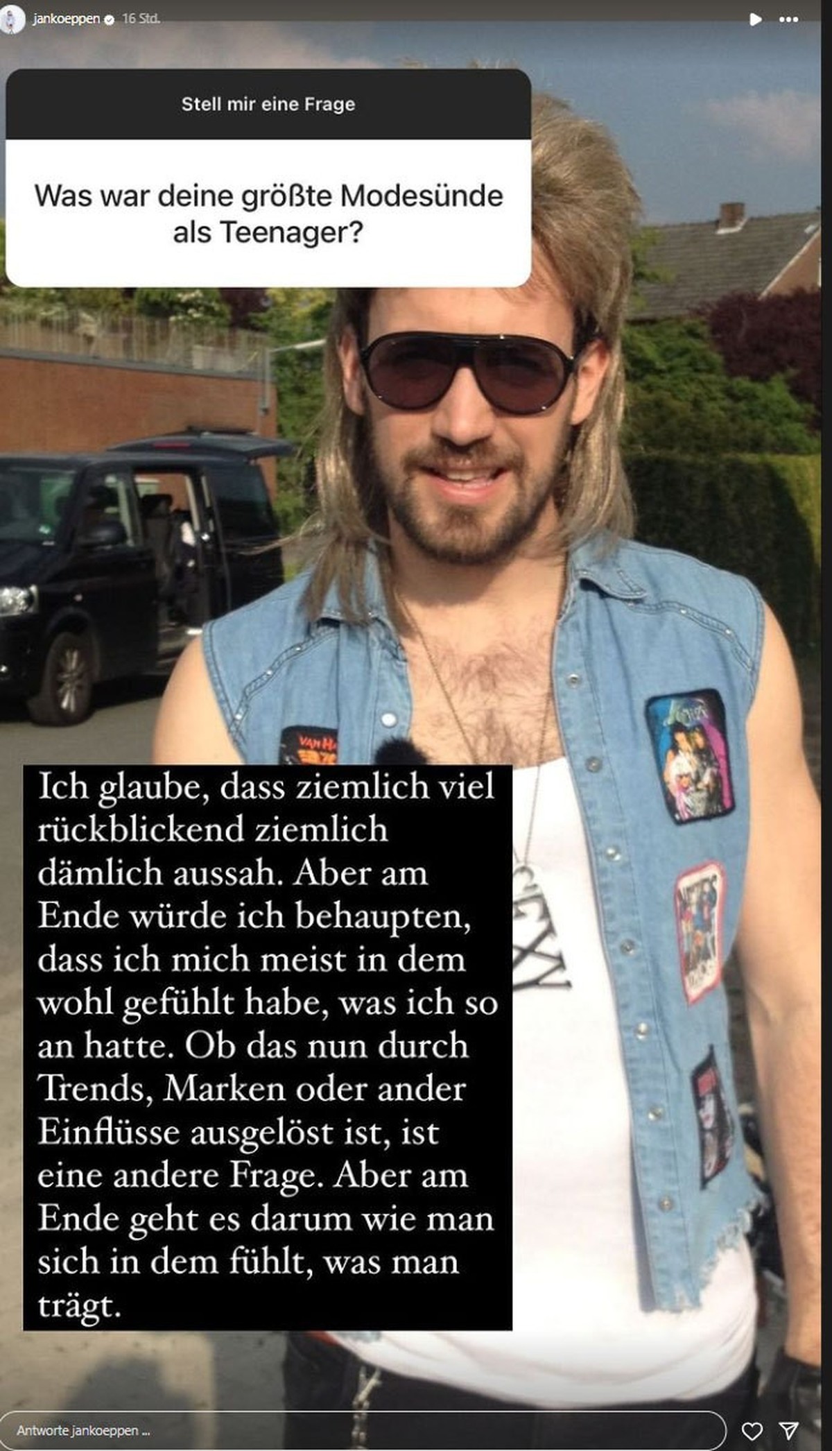 Jan Köppen präsentiert sich in Vokuhila und Jeans-Weste.