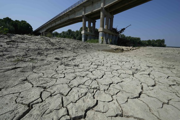 In Italien ist der niedrige Wasserstand an vielen Stellen noch akuter. Unter der Boretto-Brücke ist der Fluss Po komplett ausgetrocknet.