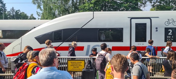 Störung auf Bahnstrecke Hamburg Berlin Evakuierung ICE 703 im Ort Strohkirchen nach technischem Defekt am Zug alle Fahrgäste mussten in den aus Hamburg planmäßig fahrenden ICE 507 im Ort Strohkirchen  ...