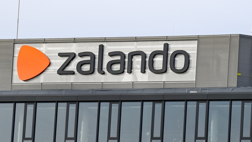 ARCHIV - 03.03.2021, Berlin: Das Logo vom Onlinehändler Zalando am Headquarter vom Zalando Campus am Mercedes-Platz. Nach einem schwachen ersten Halbjahr blickt der Modehändler Zalando optimistischer  ...