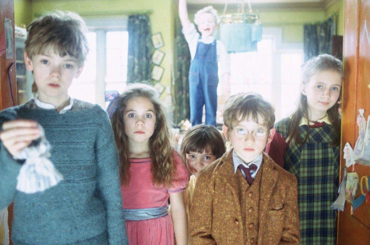 Raphaël Coleman mit seinen Co-Stars: Thomas Brodie-Sangster (ganz links) spielte ebenfalls in der Komödie mit.