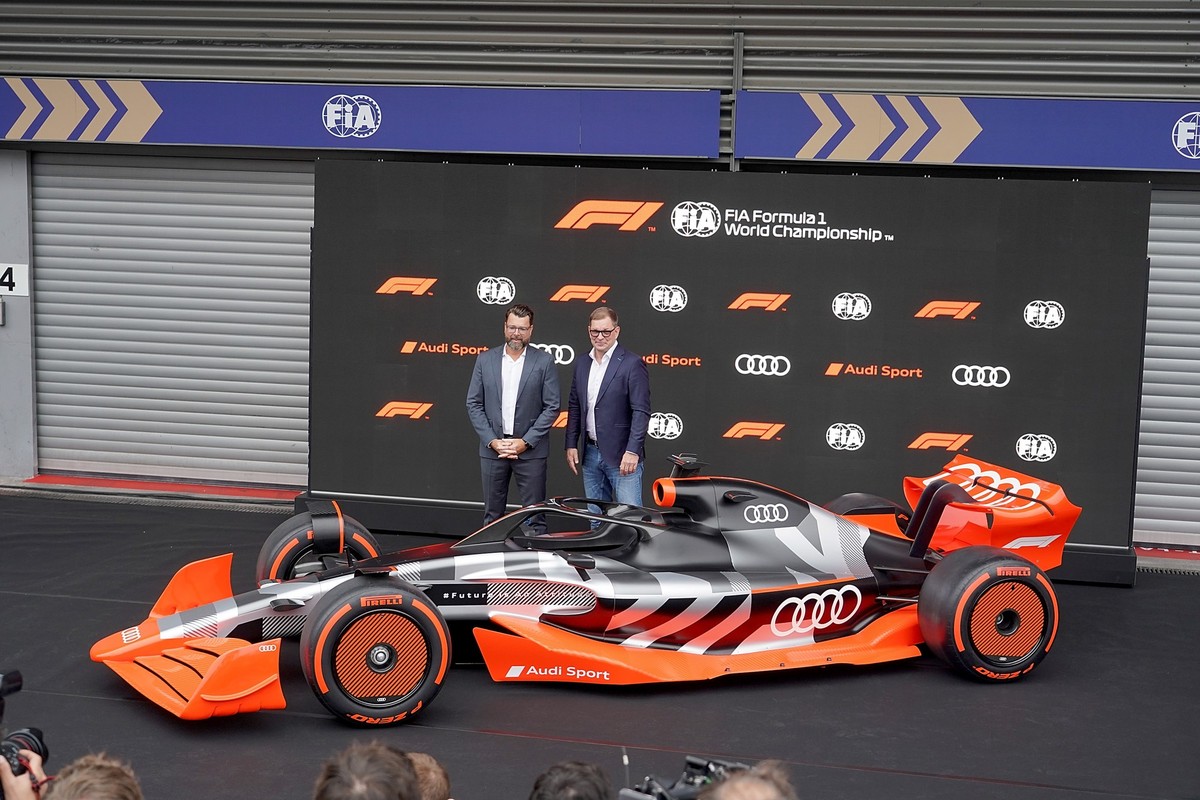 ARCHIV - 26.08.2022, Belgien, Spa: Motorsport: Formel-1-Weltmeisterschaft, Grand Prix von Belgien, Pressekonferenz zum Formel-1-Einstieg von Audi. Audi-Vorstandschef Markus Duesmann (r), Audi-CTO Oliv ...