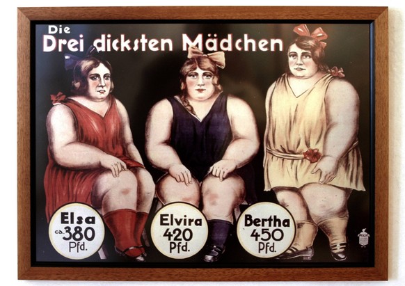 Historisches Bild mit den DREI DICKSTEN MÄDCHEN Elsa, Elvira und Bertha - Exponat im Münchener Bier- und Oktoberfestmuseum, 2005