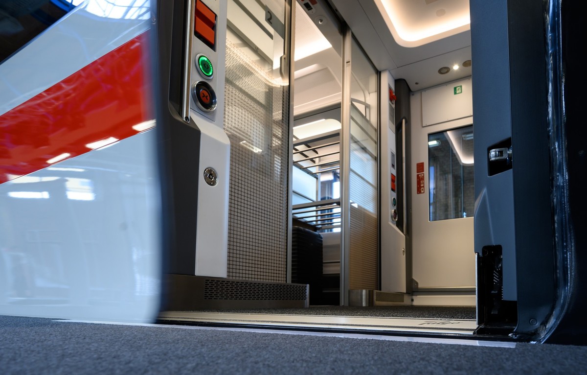 ARCHIV - 13.09.2022, Berlin: Ein Wagen des neuen Modells steht bei der Vorstellung des neuen ICE L durch die Deutsche Bahn im Bahnwerk Grunewald. (zu dpa: «Bahn: ICE L hat Zulassung für Deutschland er ...