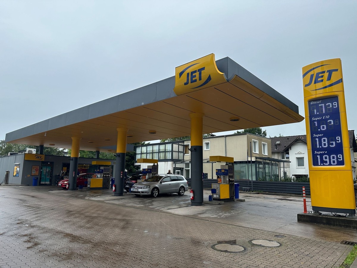 Hamburg: Blick auf die Tankstelle. In Hamburg-Langenhorn ist die Polizei am Donnerstagmorgen zu einem Einsatz an der Tankstelle gerufen worden.