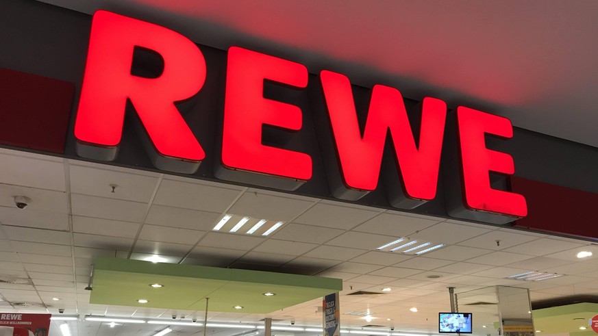 Logo der Supermarkt Kette Rewe an einer Filiale 02.04.2020 *** Logo of the supermarket chain Rewe at a branch 02 04 2020