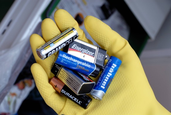 Ob Micro-Batterie (AAA), Mignon-Batterie (AA) oder wiederaufladbare Akkus: sie sollten sowohl getrennt voneinander gelagert werden, als auch schnellstmöglich nach der vollständigen Entladung entsorgt  ...