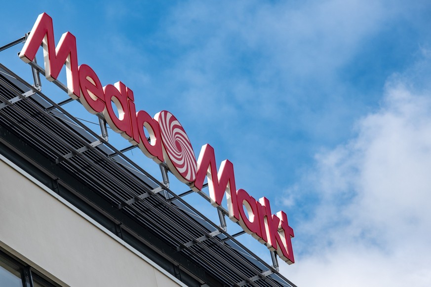 ARCHIV - 29.06.2018, Bayern, Ingolstadt: Ein Schild mit dem Schriftzug von Media Markt, aufgenommen auf einem Geb