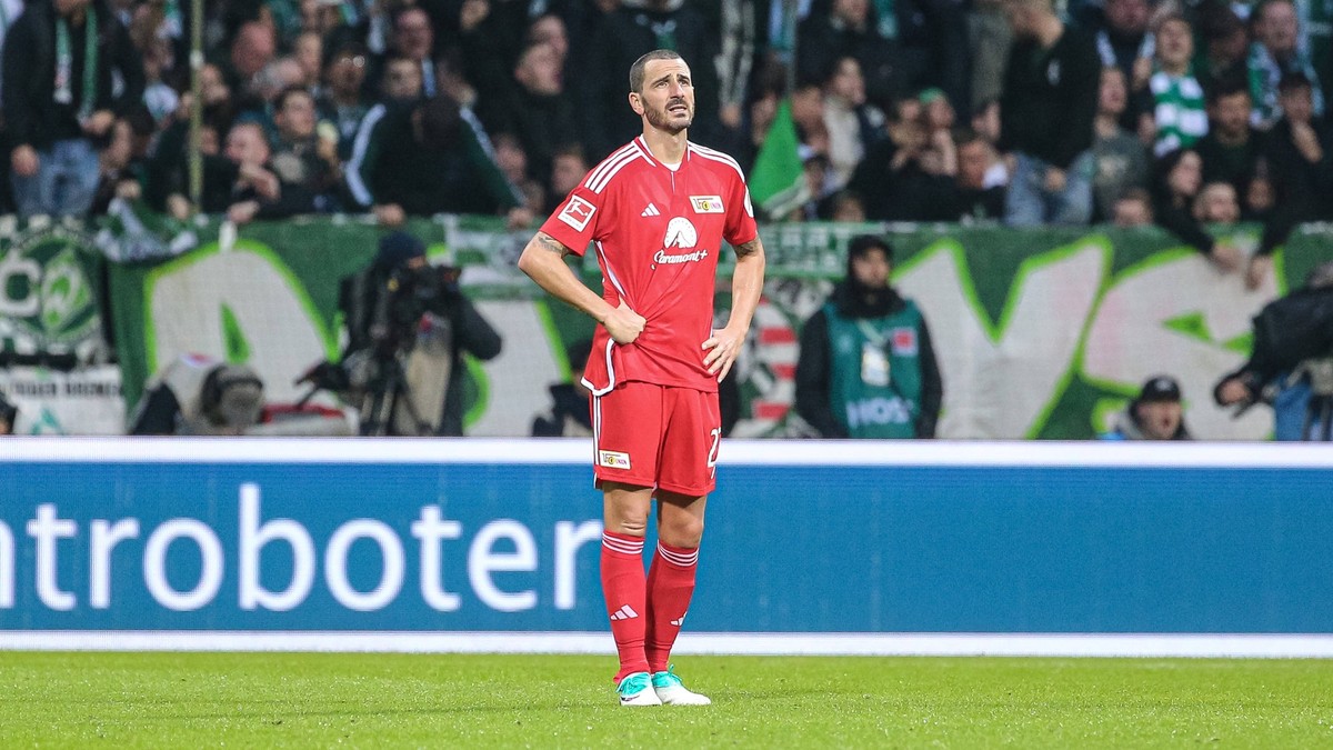 v.li.: Leonardo Bonucci 1. FC Union Berlin, 23 entt�uscht schauend, Entt�uschung, DIE DFL-RICHTLINIEN UNTERSAGEN JEGLICHE NUTZUNG VON FOTOS ALS SEQUENZBILDER UND/ODER VIDEOAHNLICHE FOTOSTRECKEN. DFL R ...
