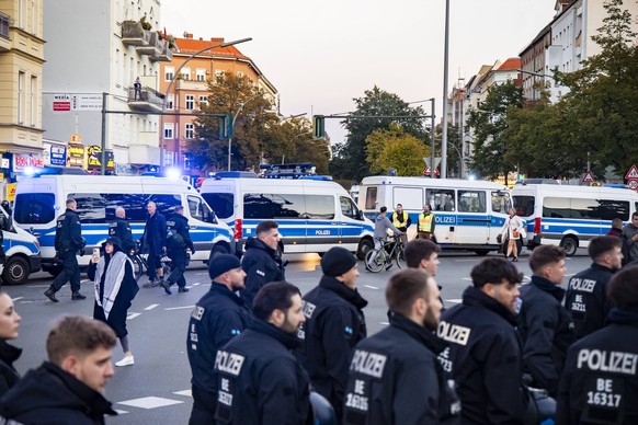 Polizei am Herrmannplatz und Polizeiwagen sperren den Zugang zur Sonnenallee in wahrend begleitet einer Demonstration in Solidaritaet mit Palaestina in Berlin Kreuzberg am 21. Oktober 2023. Demonstrat ...