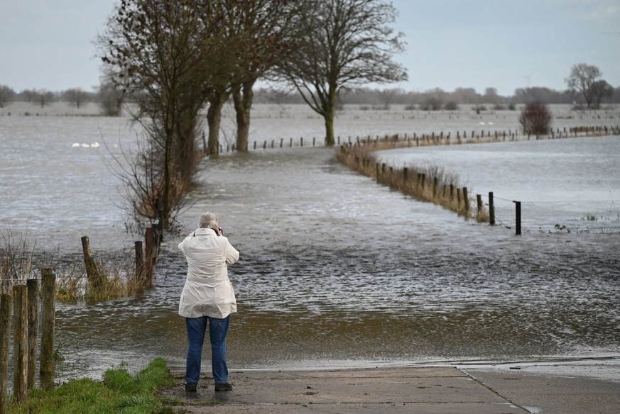 News Bilder des Tages Hochwasser am Niederrhein Hochwasser in Deutschland - Foto in Emmerich am Rhein Nach langem Dauerregen am Niederrhein, Kleve Nordrhein Westfalen Germany *** Flood on the Lower Rh ...